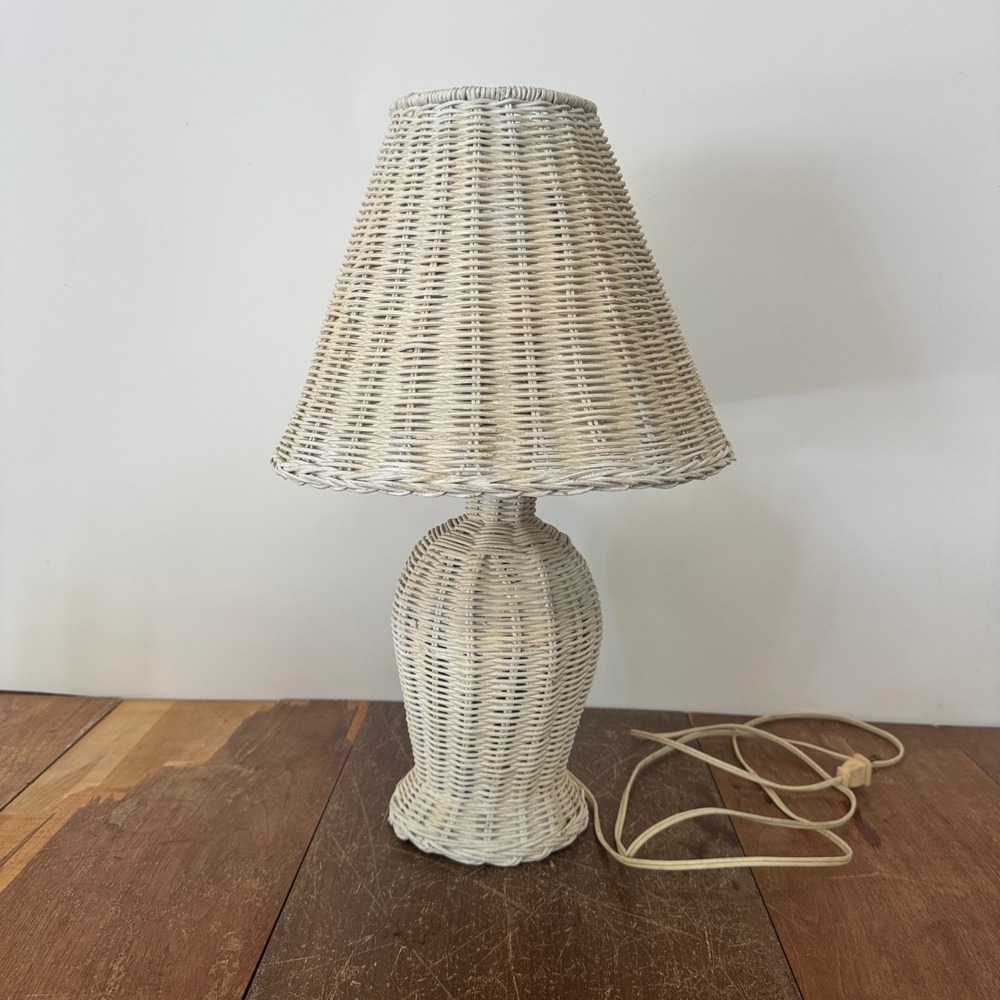 Vintage Wicker Table‎ Lamp with Shade Coastal Cottagecore Home Decor WORKS - Picture 11 of 14